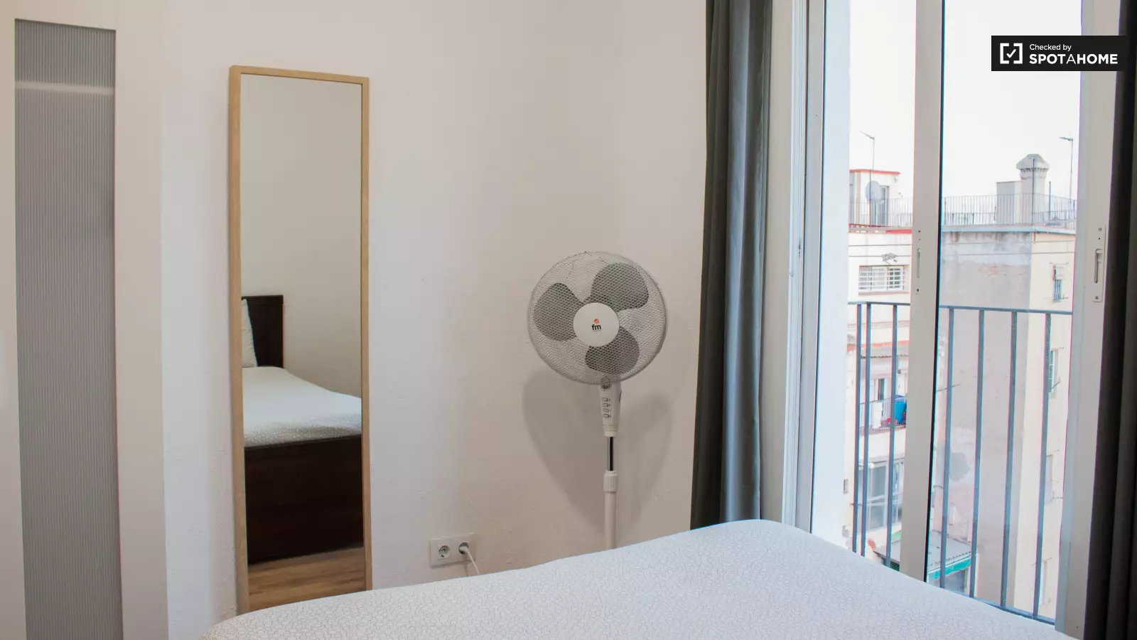 Furnished room in a 3-person shared flat in Ciutat Vella · 3