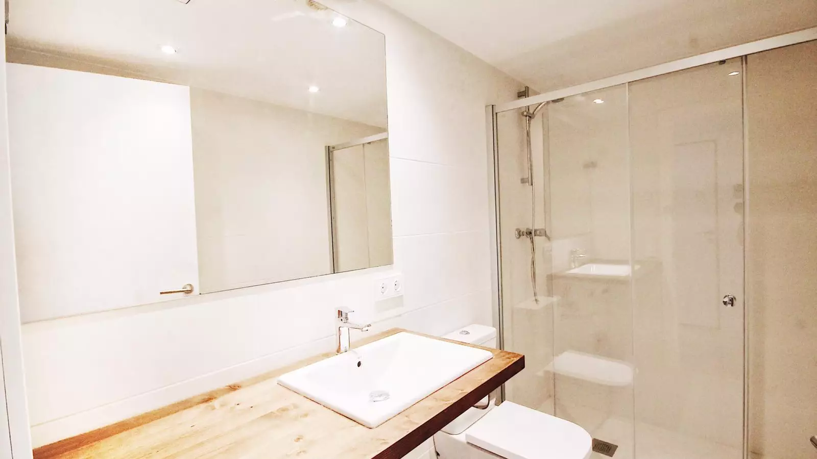 Furnished 1-bedroom flat in Sants-Montjuïc · 3