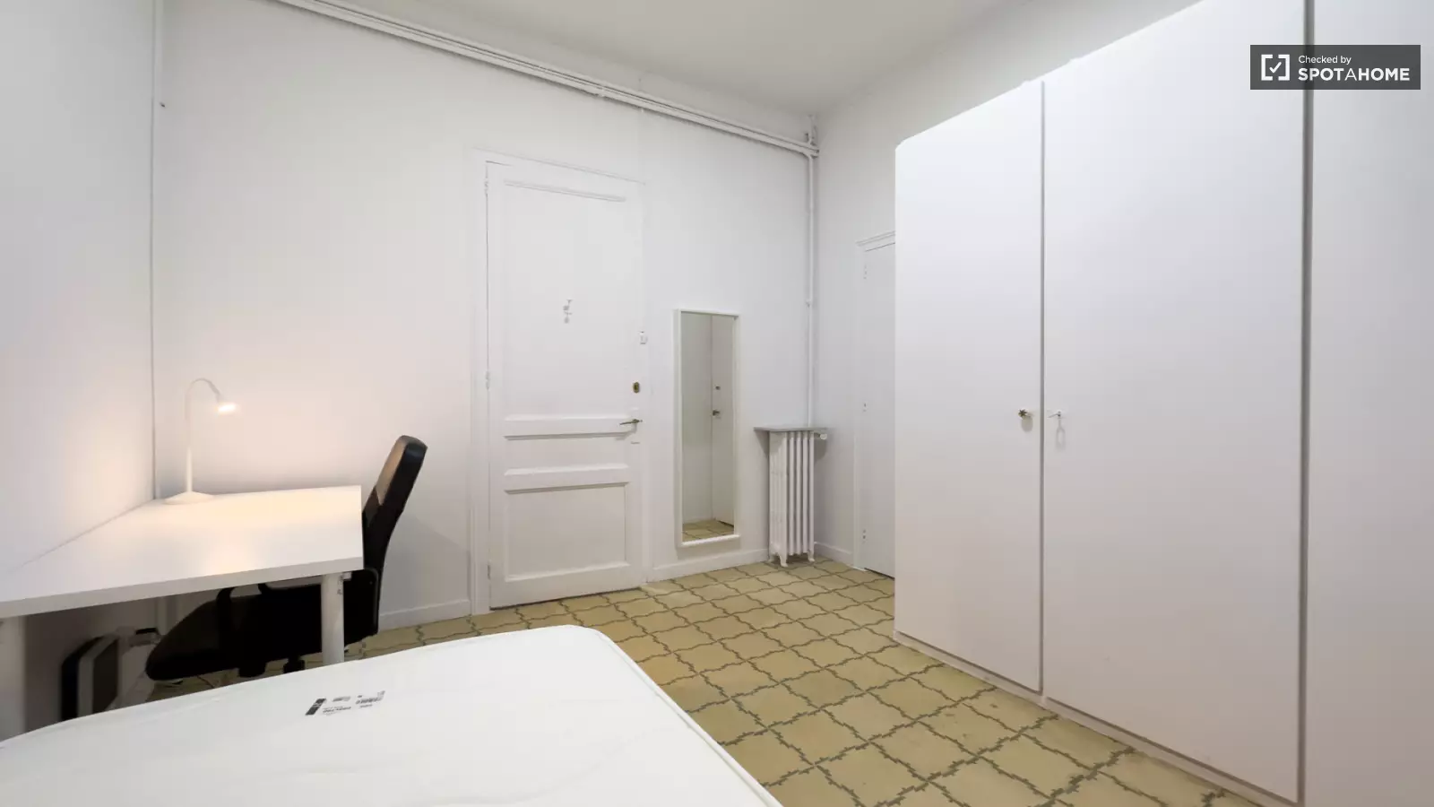 Habitación amueblada en piso compartido de 6 personas en Gràcia · 2