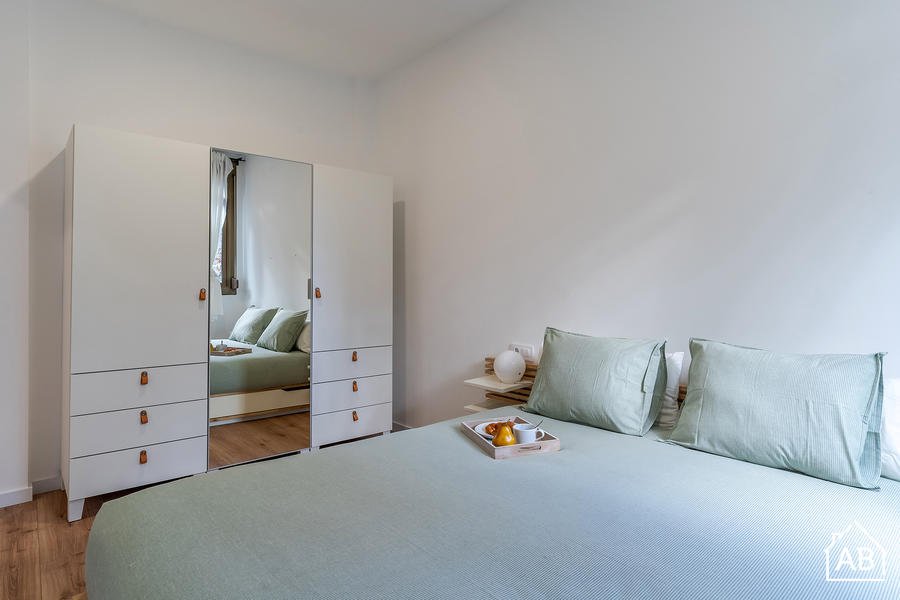 Furnished 4-bedroom flat in Ciutat Vella, 55 m² · 4