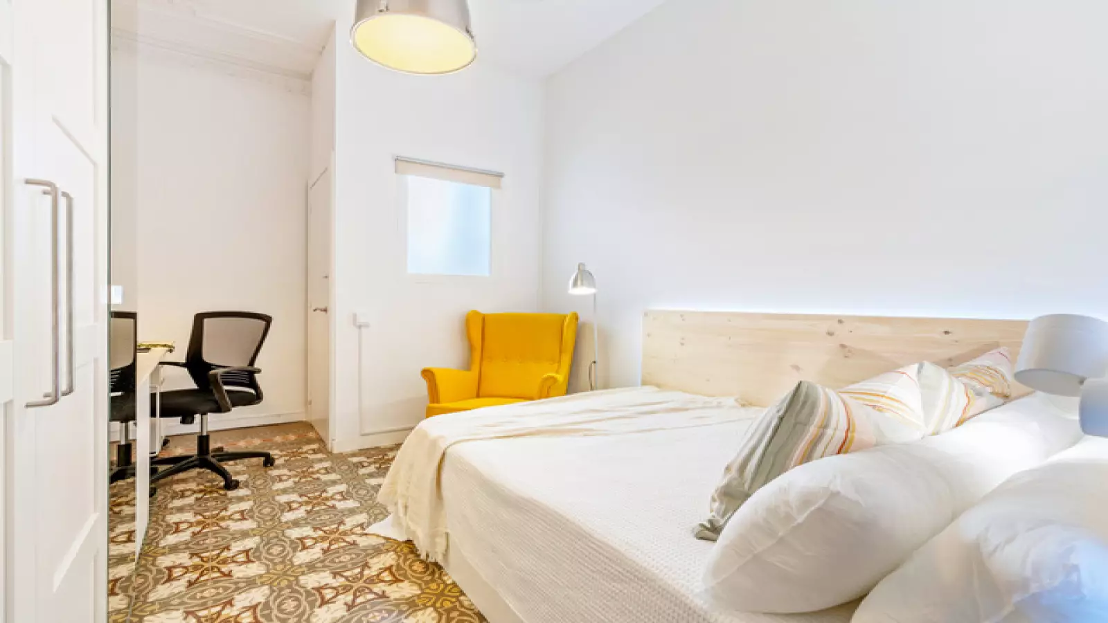 Furnished room in a shared flat in Eixample · 2