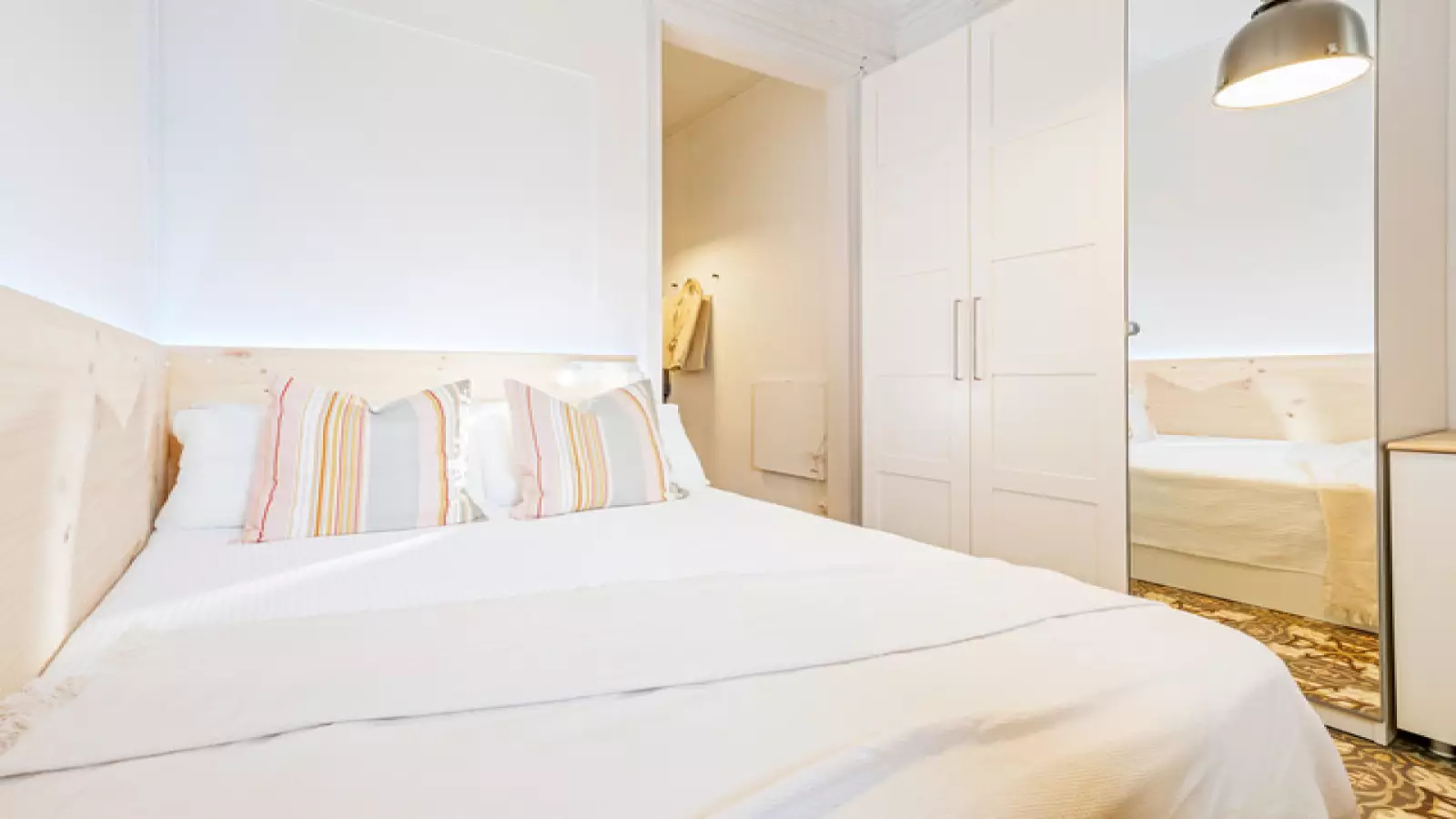Furnished room in a shared flat in Eixample · 3