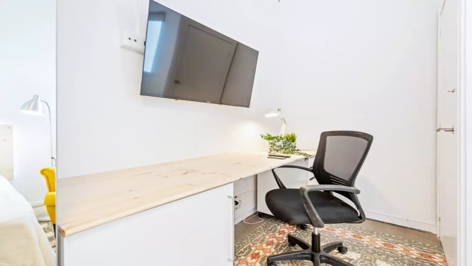 Furnished room in a shared flat in Eixample · 4