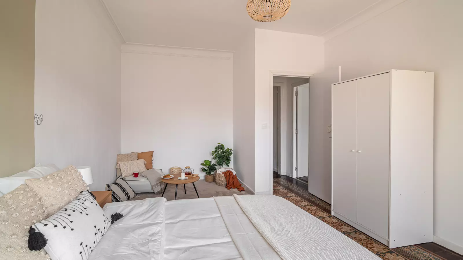 Furnished room in a shared flat in Ciutat Vella · 2