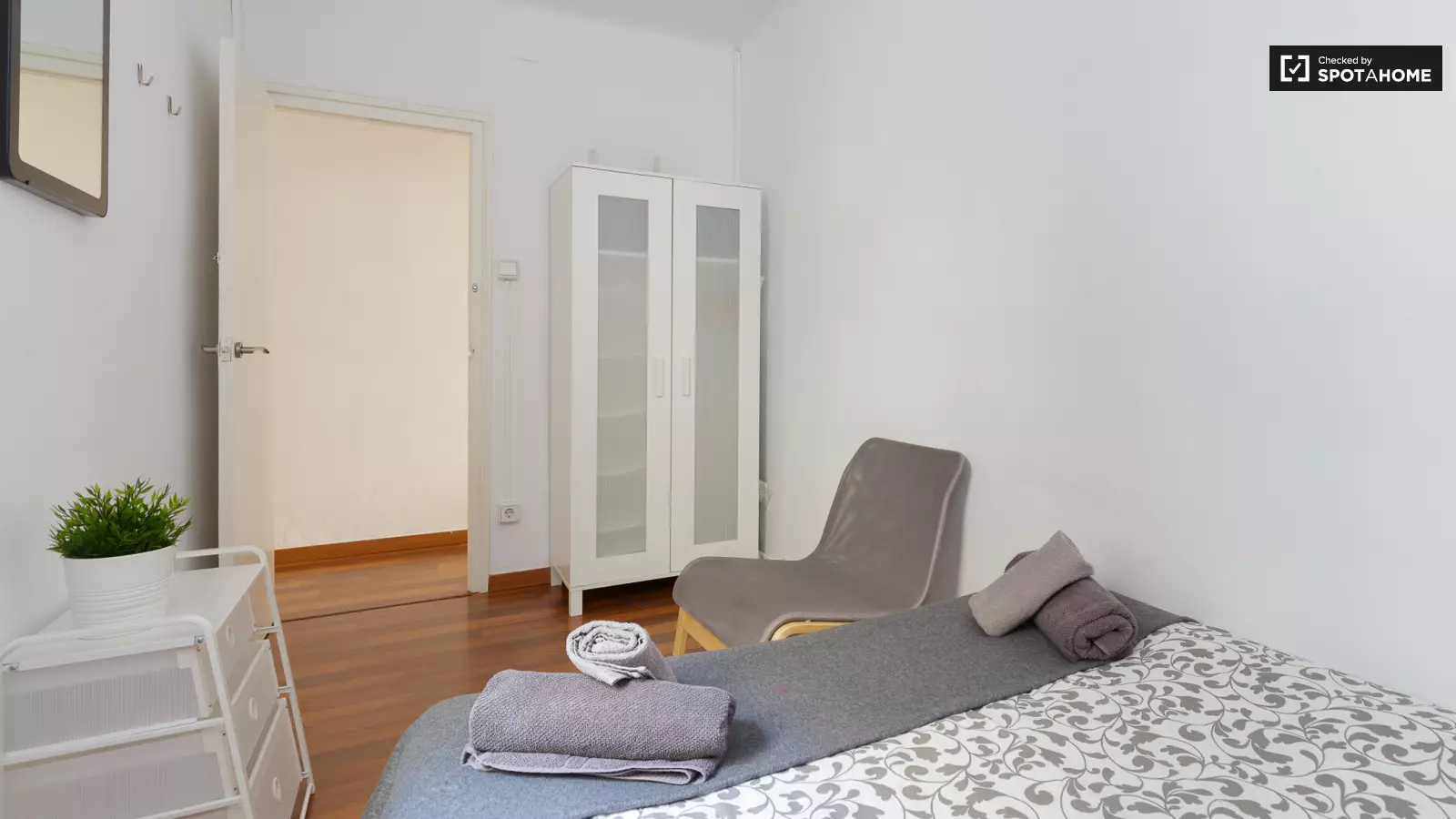 Furnished room in a shared flat in L'Hospitalet · 3