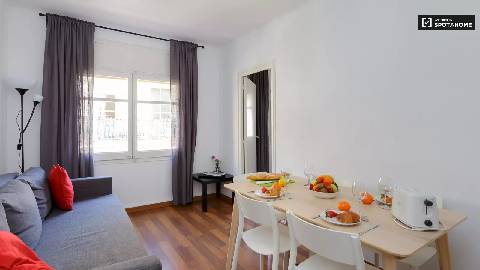 Furnished room in a shared flat in L'Hospitalet · 4