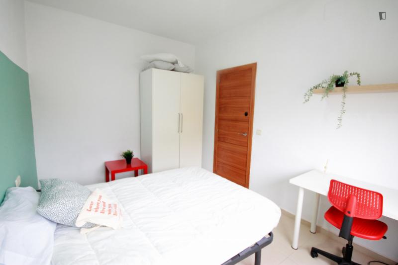 Furnished room in a 4-person shared flat in Sants-Montjuïc · 2