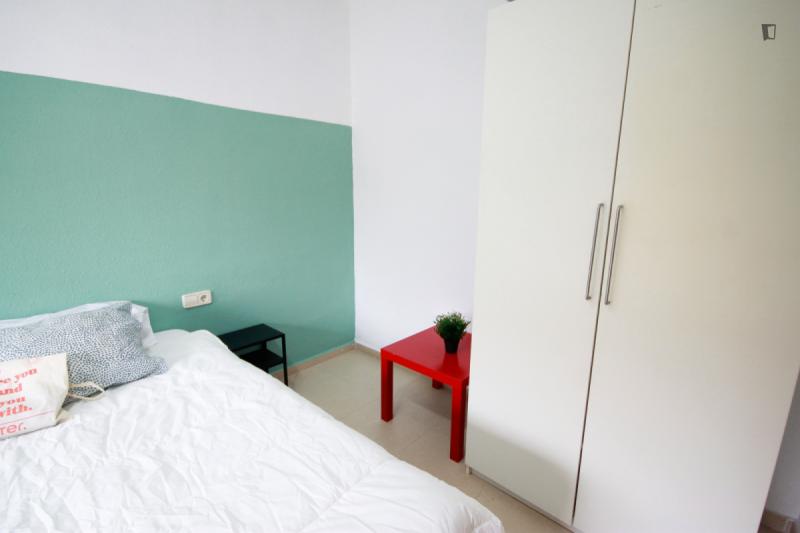 Furnished room in a 4-person shared flat in Sants-Montjuïc · 4