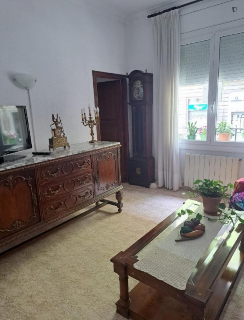 Habitación amueblada en piso compartido de 4 personas en Eixample · 3