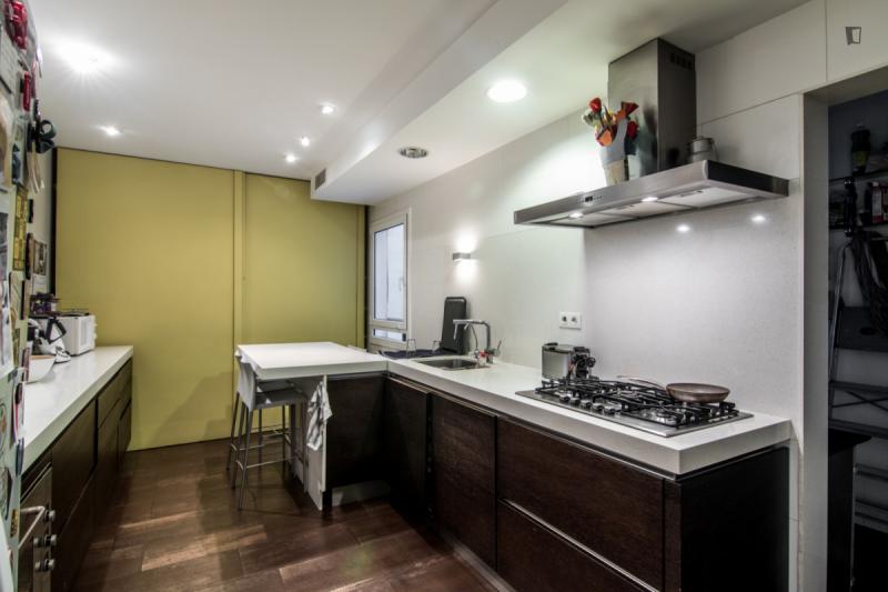 Habitación amueblada en piso compartido de 7 personas en Sarrià–Sant Gervasi · 3