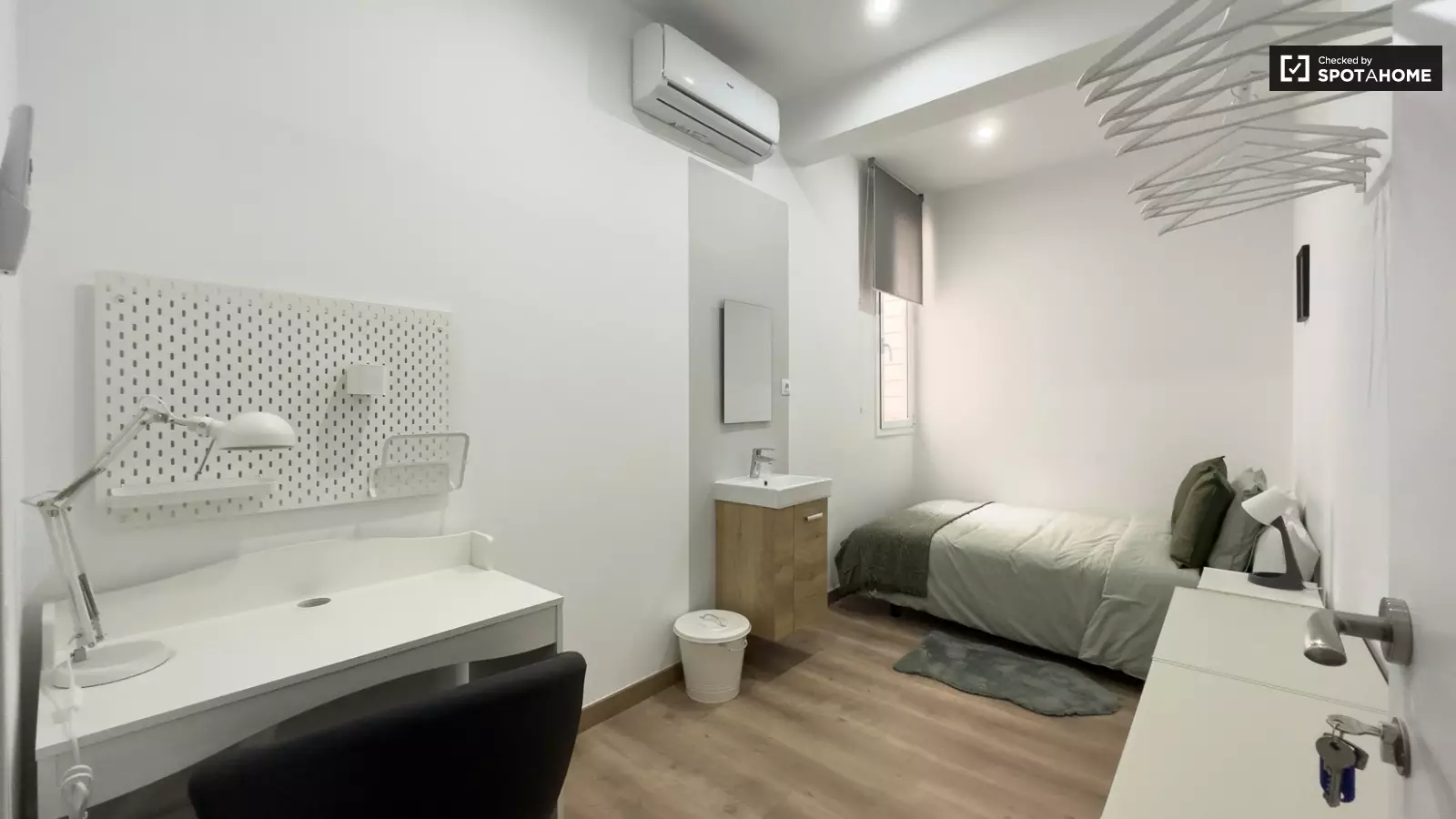 Furnished room in a 5-person shared flat in Ciutat Vella · 2