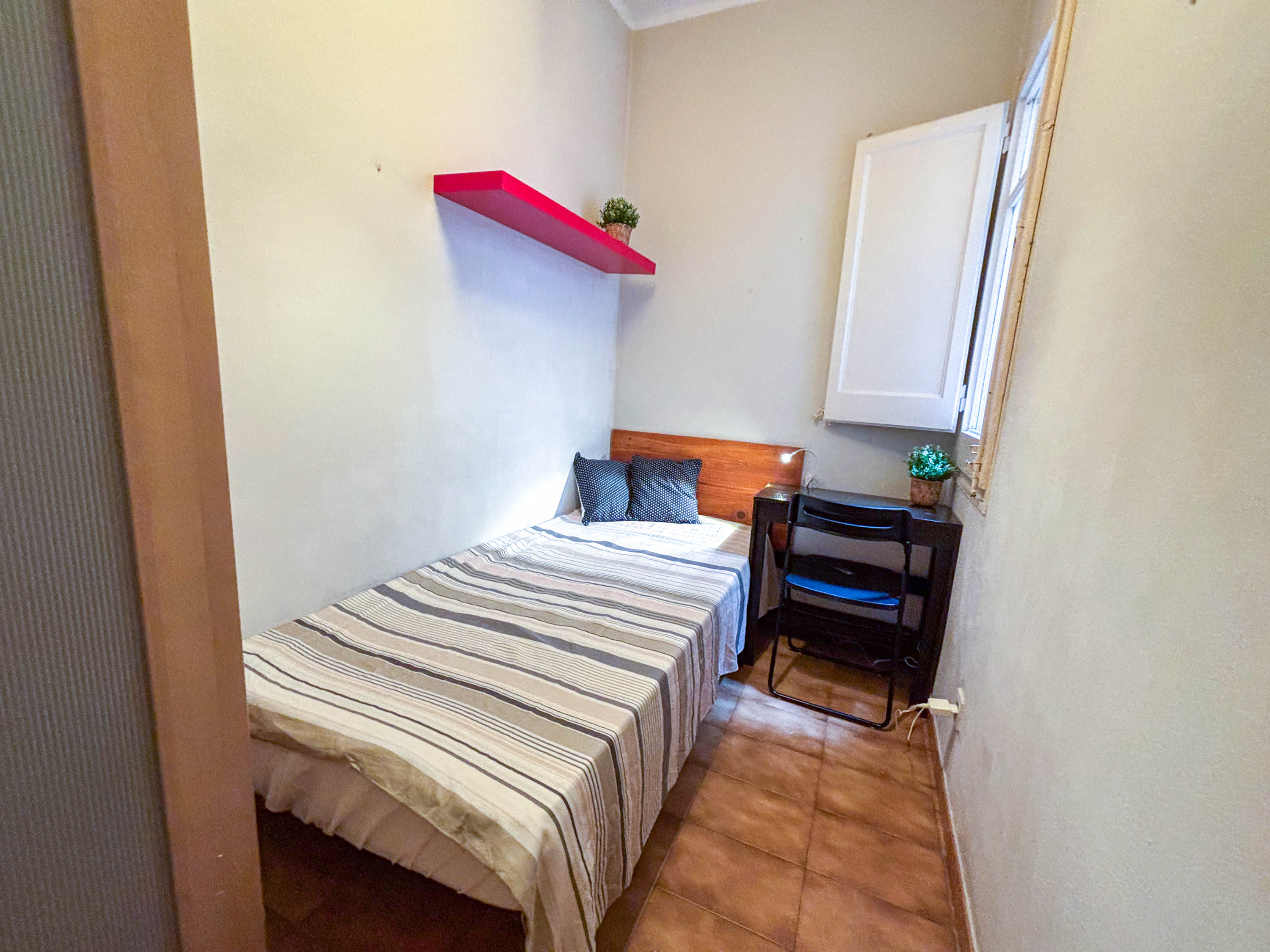 Room in a shared flat in Gràcia · 2
