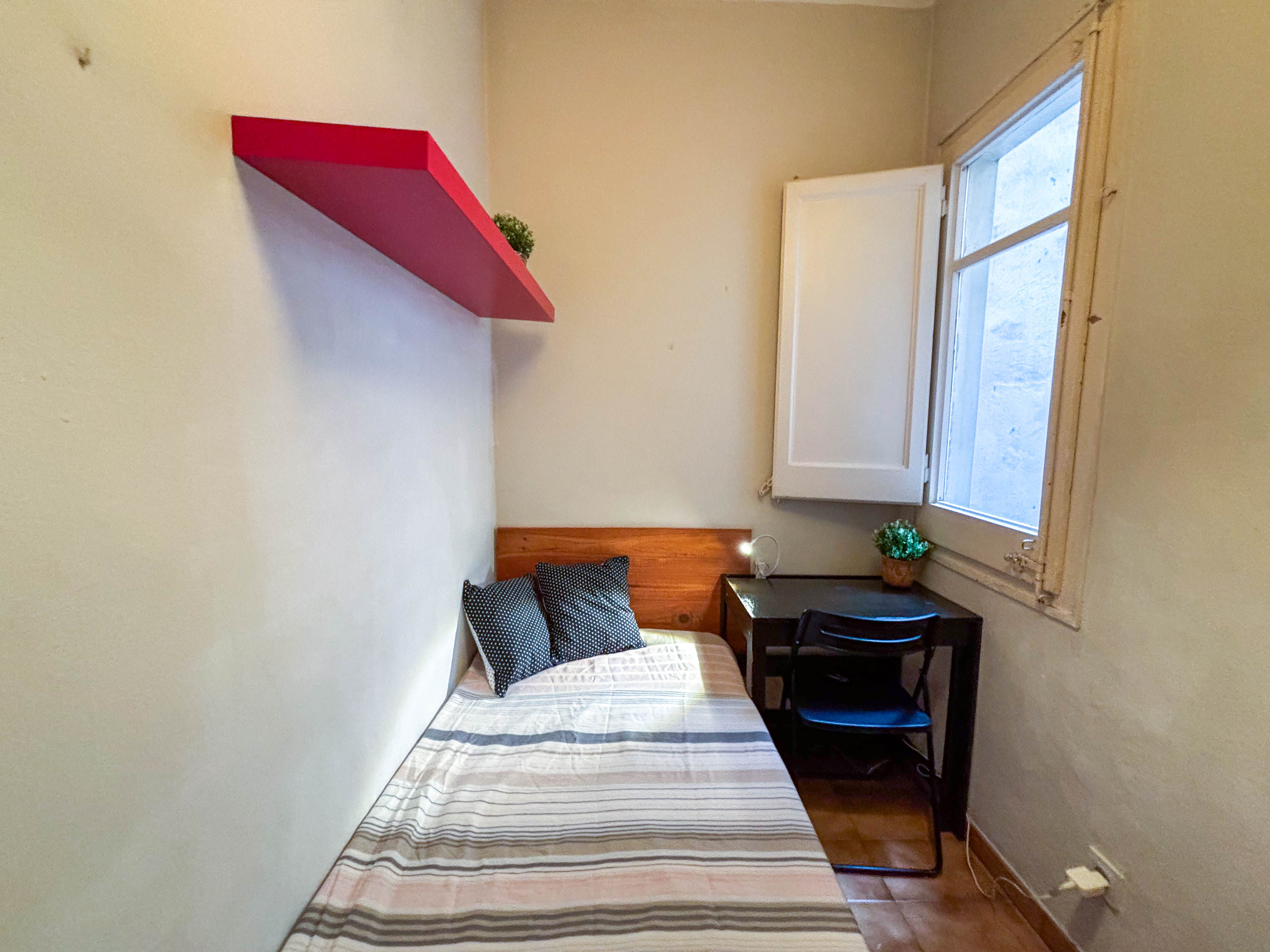 Room in a shared flat in Gràcia · 3