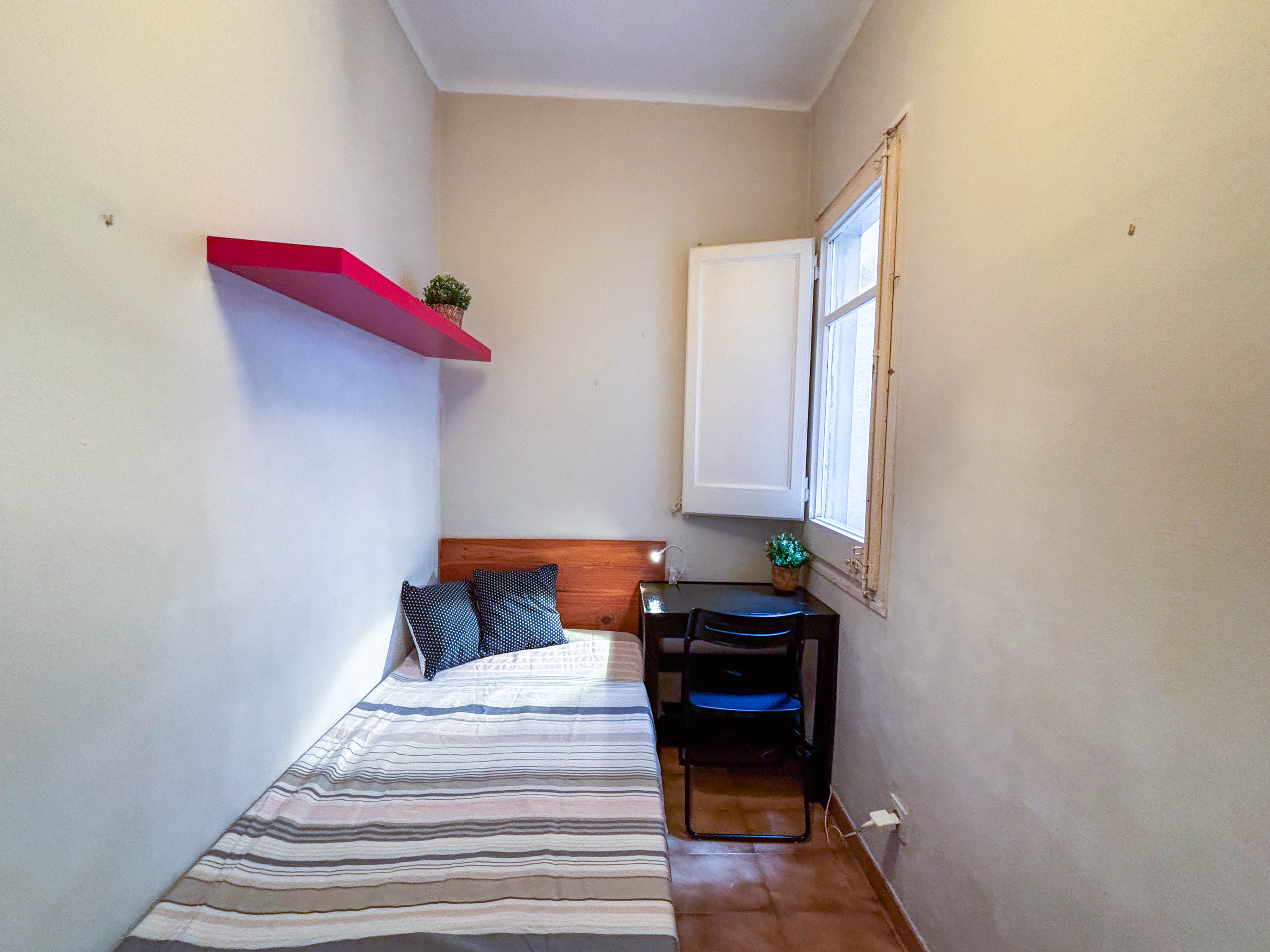 Room in a shared flat in Gràcia · 4