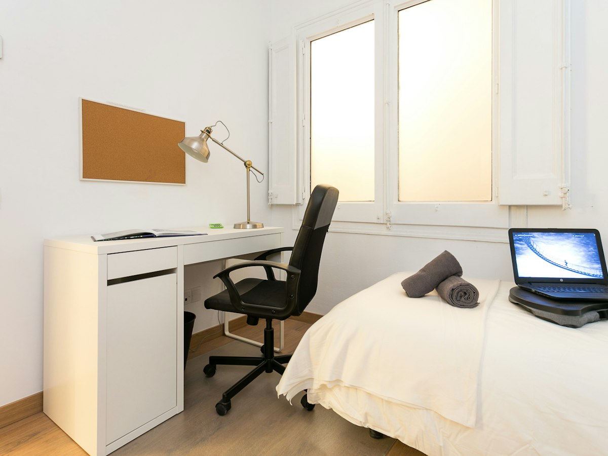 Habitación amueblada en piso compartido de 11 personas en Eixample · 2
