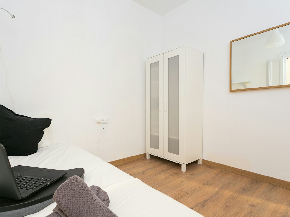 Habitación amueblada en piso compartido de 11 personas en Eixample · 3