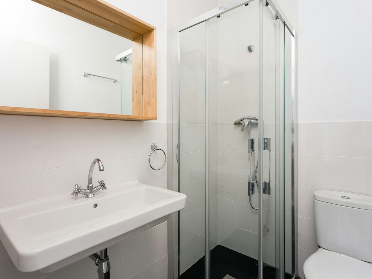 Habitación amueblada en piso compartido de 11 personas en Eixample · 4