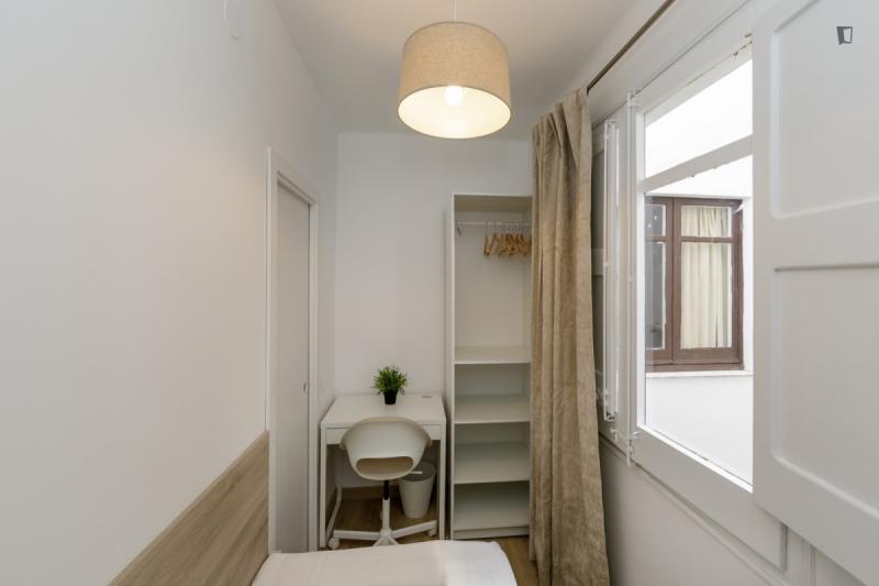 Furnished room in a 5-person shared flat in L'Hospitalet · 2