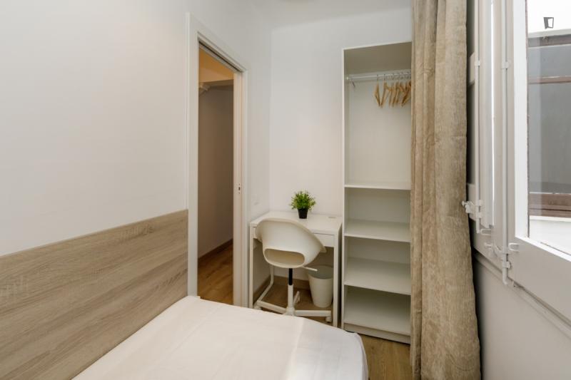 Furnished room in a 5-person shared flat in L'Hospitalet · 4