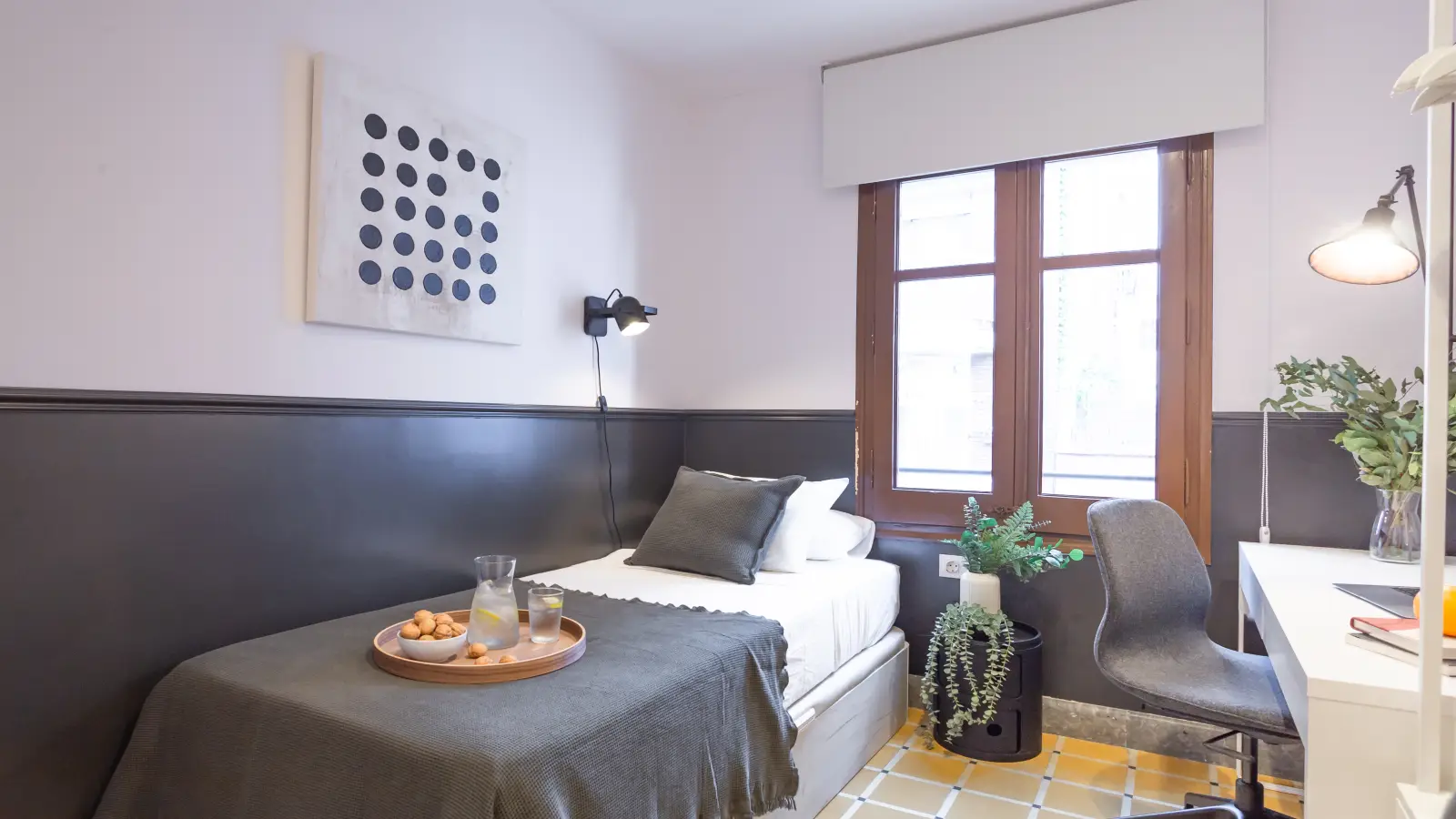 Habitación amueblada en piso compartido de 15 personas en Gràcia · 2