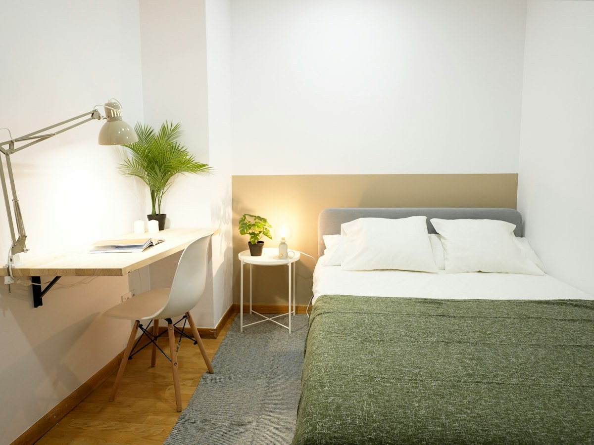 Furnished room in a 5-person shared flat in Ciutat Vella · 2