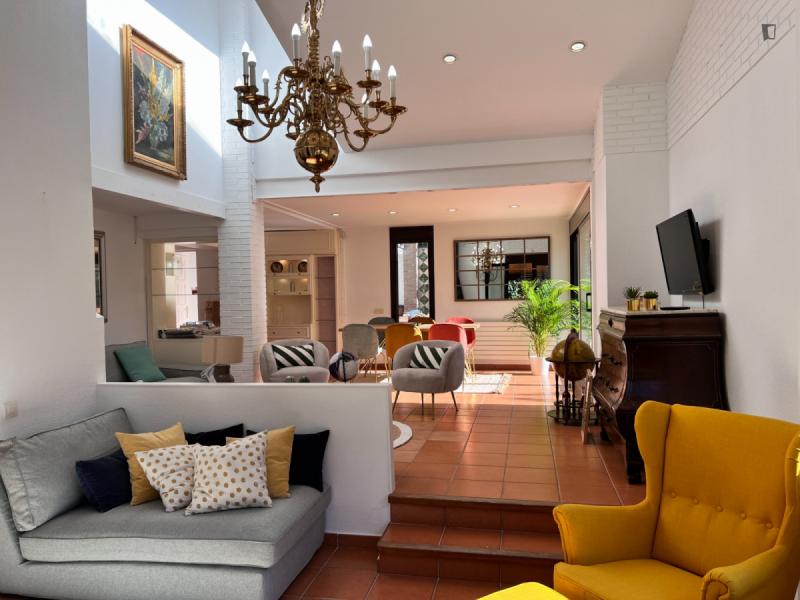 Furnished room in a 6-person shared flat in Eixample · 2