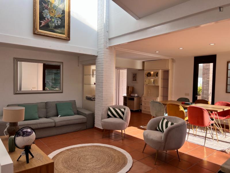 Furnished room in a 6-person shared flat in Eixample · 3