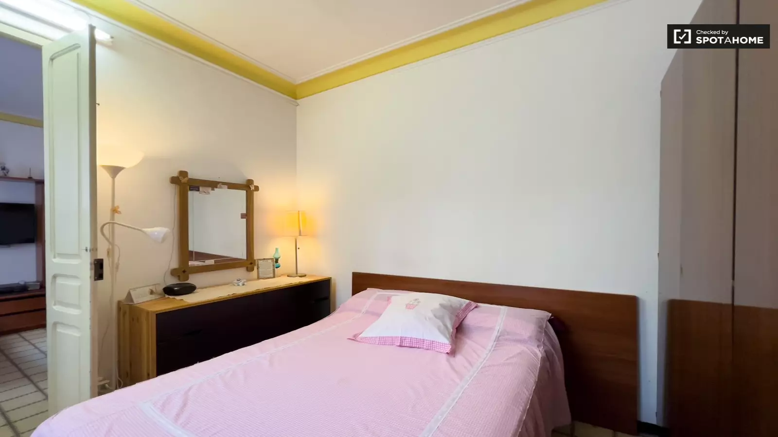 Habitación amueblada en piso compartido en Eixample · 2