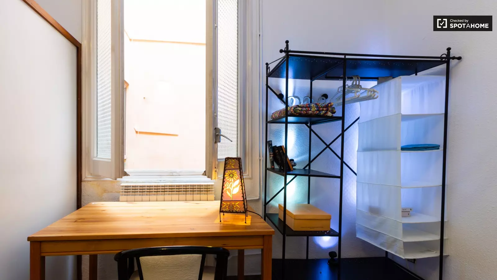 Furnished room in a shared flat in Ciutat Vella · 4