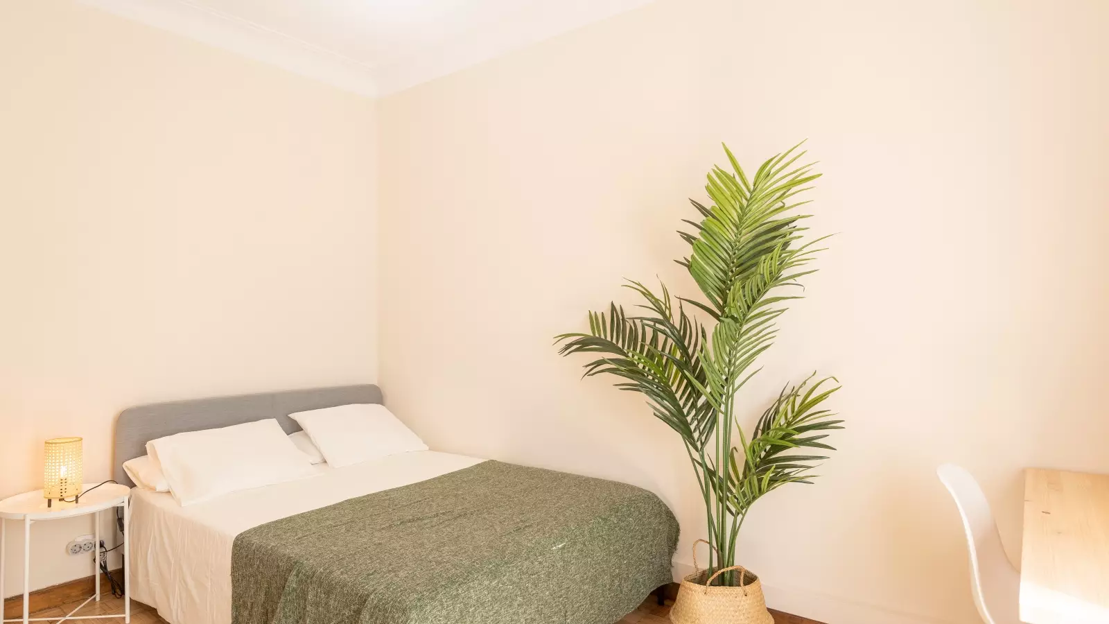 Furnished room in a 5-person shared flat in Eixample · 2