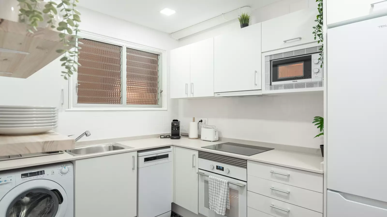 Furnished room in a 5-person shared flat in Eixample · 3
