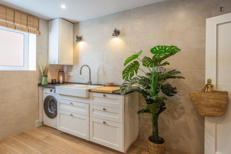Furnished room in a 7-person shared flat in Sants-Montjuïc · 4