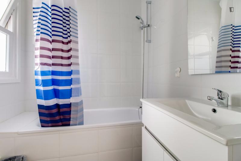 Habitación amueblada en piso compartido de 10 personas en Eixample · 3