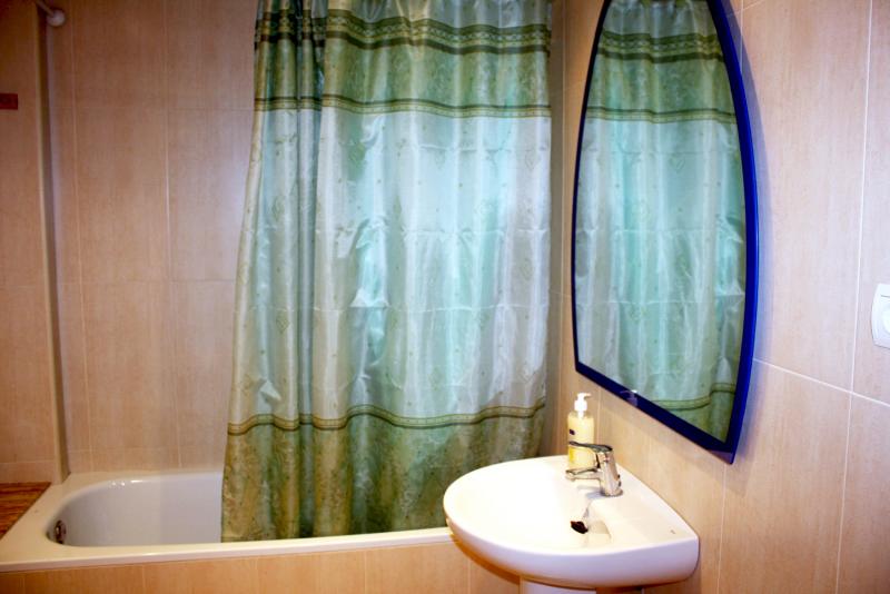 Furnished room in a 6-person shared flat in Ciutat Vella · 3
