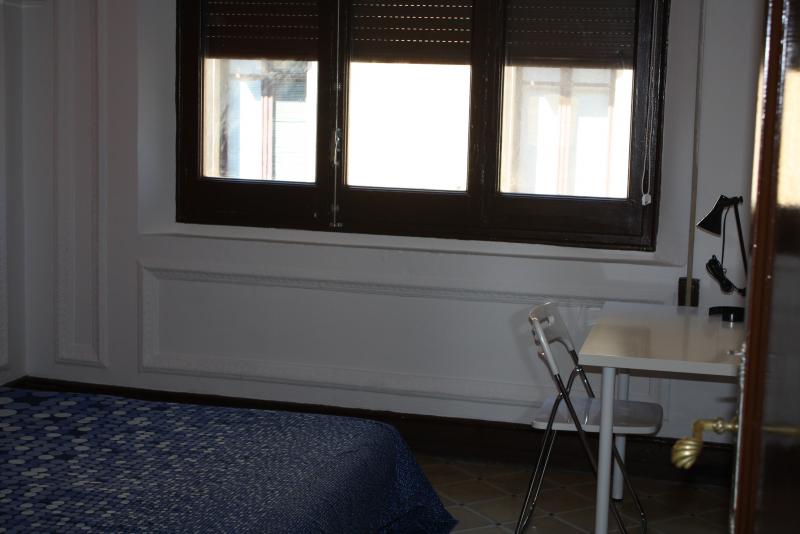 Furnished room in a 6-person shared flat in Ciutat Vella · 4
