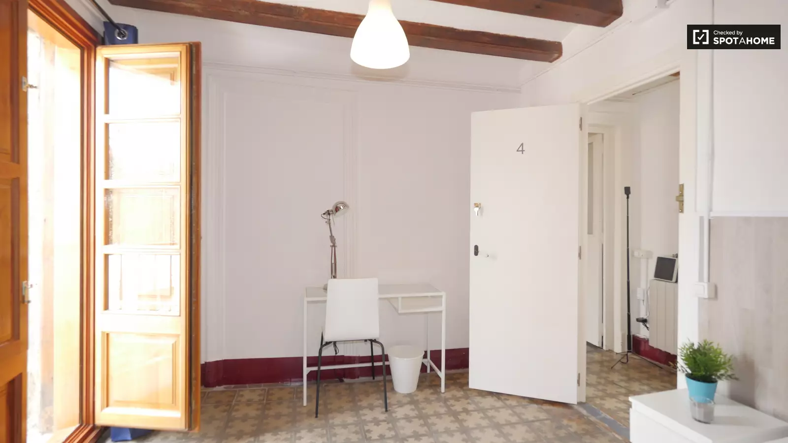Furnished room in a shared flat in Ciutat Vella · 2
