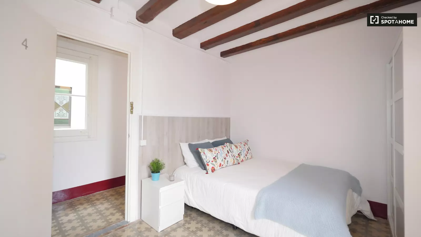 Furnished room in a shared flat in Ciutat Vella · 3
