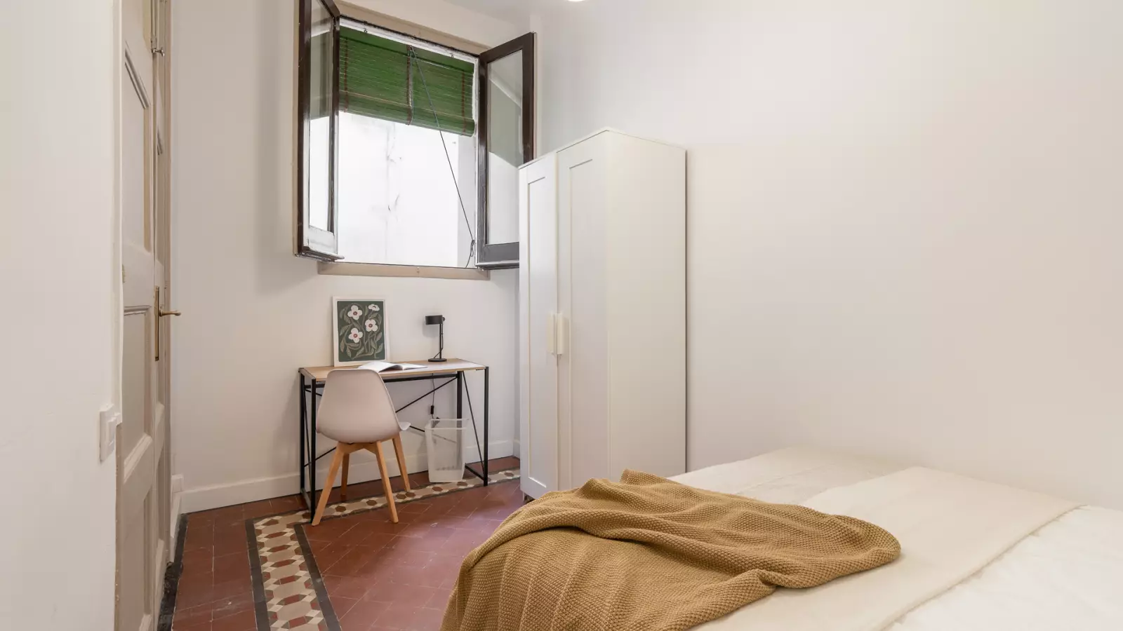 Furnished room in a 5-person shared flat in Ciutat Vella · 2