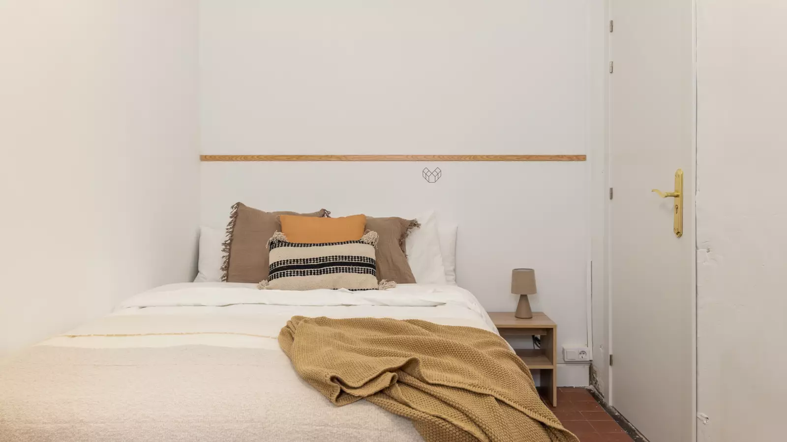 Furnished room in a 5-person shared flat in Ciutat Vella · 3