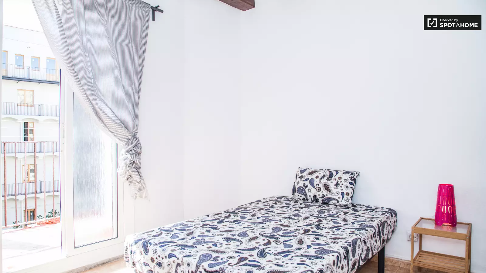 Habitación amueblada en piso compartido en Ciutat Vella · 2