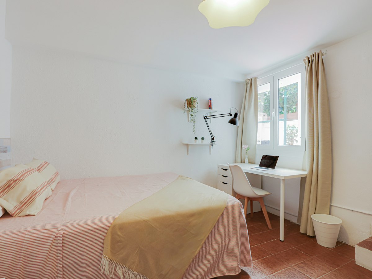 Habitación amueblada en piso compartido de 20 personas en Gràcia