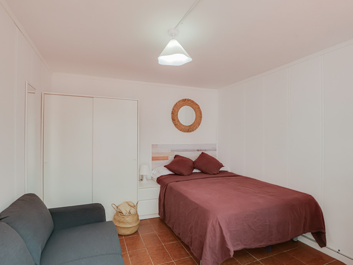 Habitación amueblada en piso compartido de 20 personas en Gràcia · 2