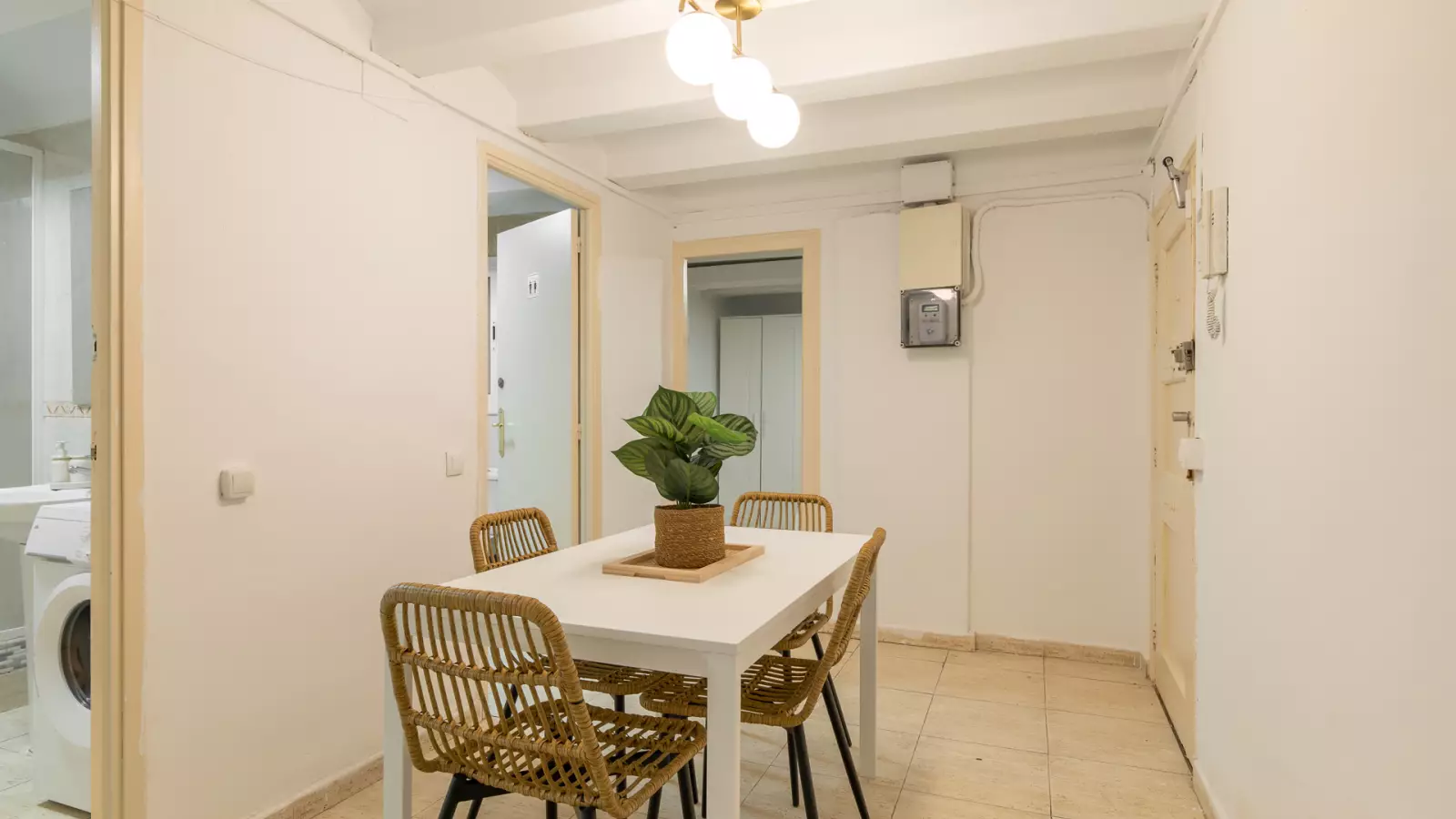 Habitación amueblada en piso compartido de 6 personas en Ciutat Vella · 3