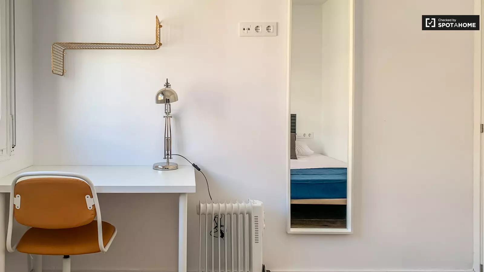 Furnished room in a shared flat in L'Hospitalet · 3