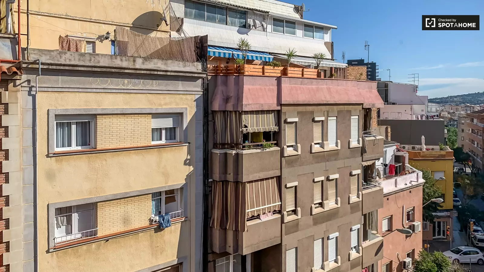 Furnished room in a shared flat in L'Hospitalet · 4
