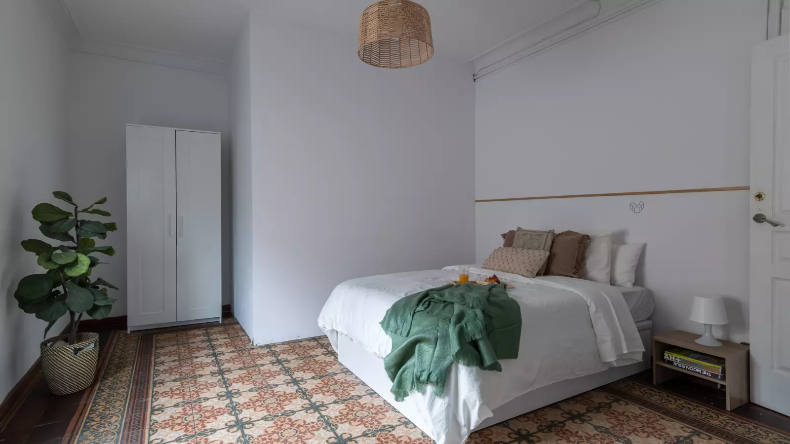 Furnished room in a shared flat in Ciutat Vella · 2