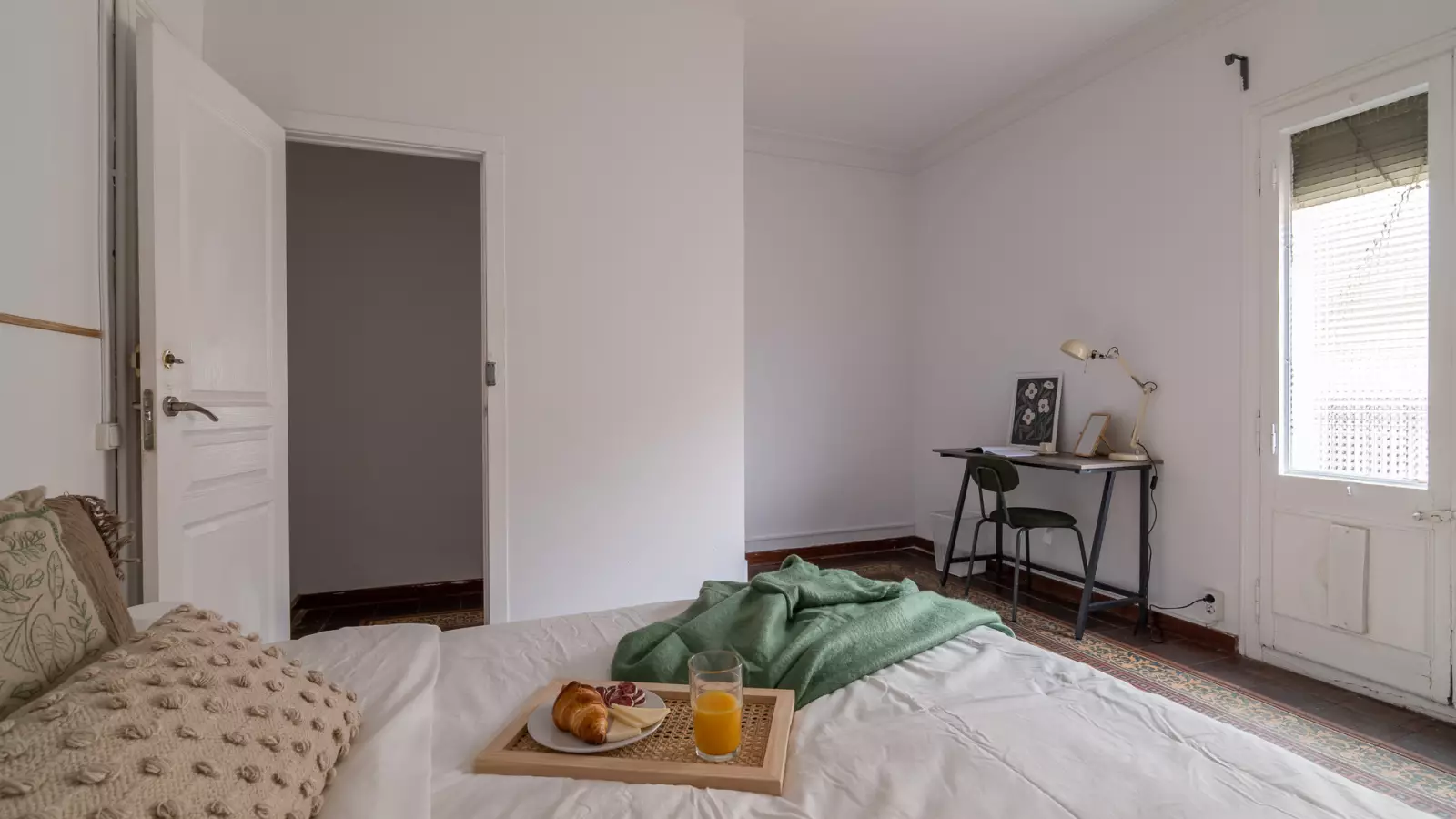 Furnished room in a shared flat in Ciutat Vella · 3