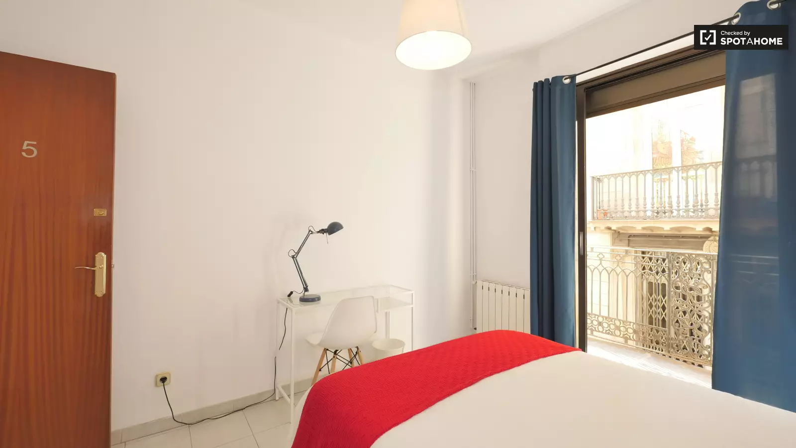 Furnished room in a 5-person shared flat in Ciutat Vella · 3