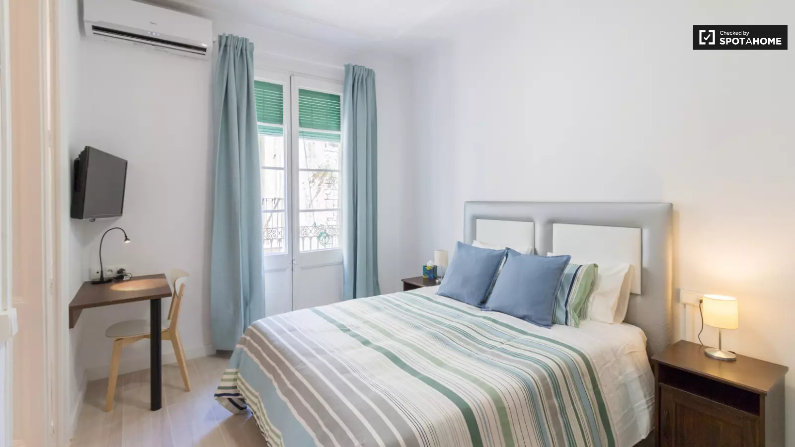 Furnished room in a 4-person shared flat in Ciutat Vella · 2