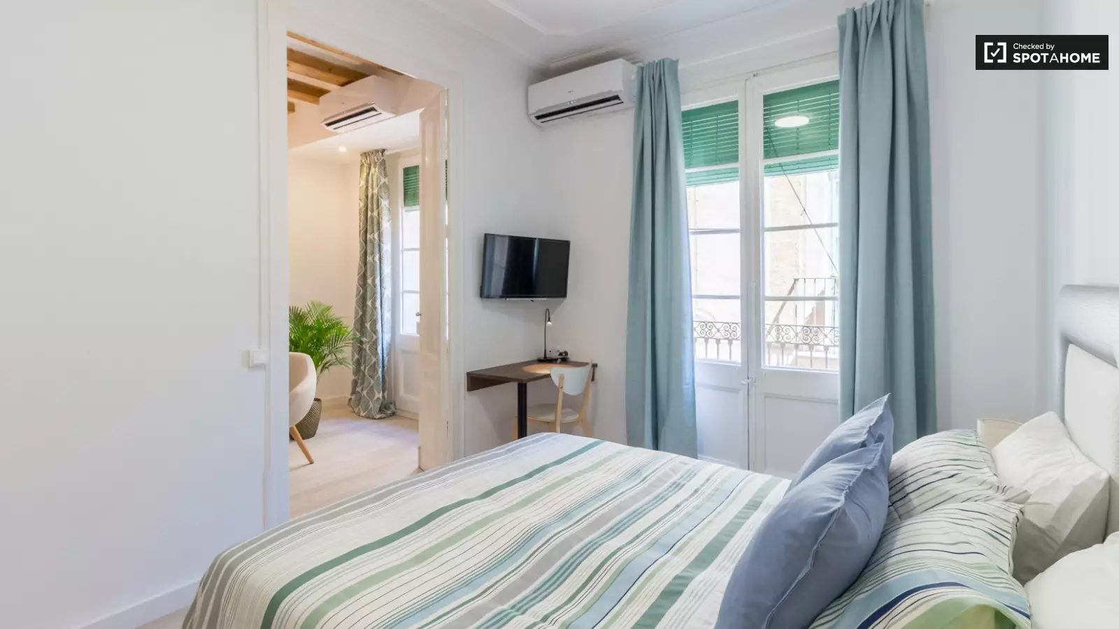 Furnished room in a 4-person shared flat in Ciutat Vella · 3